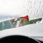 چگونه شیشه یخ زده ماشین خود را پاک کنیم؟