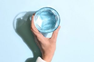 5 علامت که نشان می دهد شما بیش از حد آب می نوشید