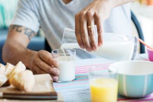 شیر سویا در مقابل شیر بادام: چگونه تغذیه آنها متفاوت است