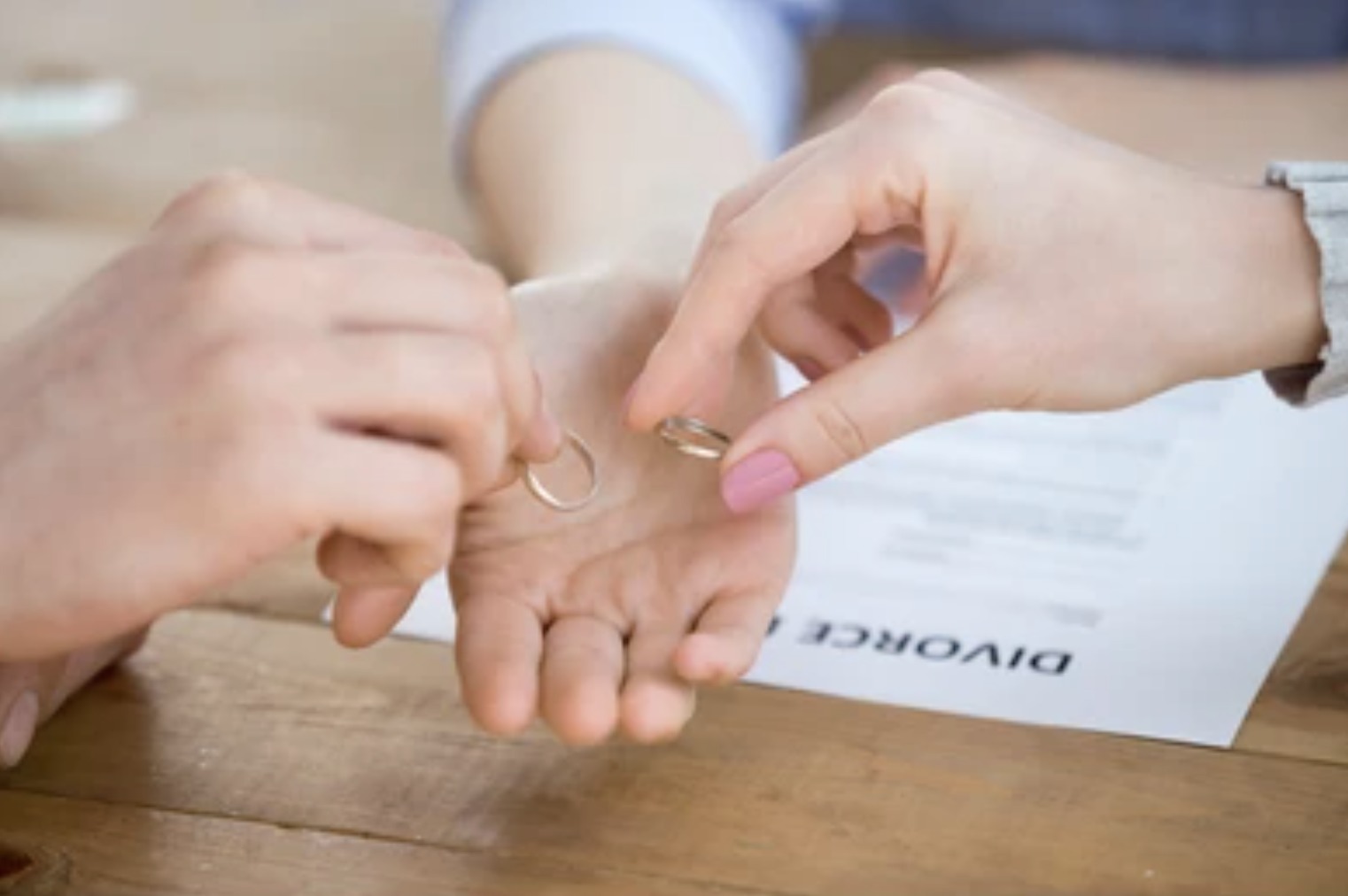 مزایای کار با وکیل یا متخصص طلاق در زمانی که خواهان استفاده از حق طلاق هستید