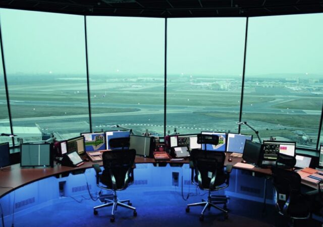 اتاق کنترل فرودگاه